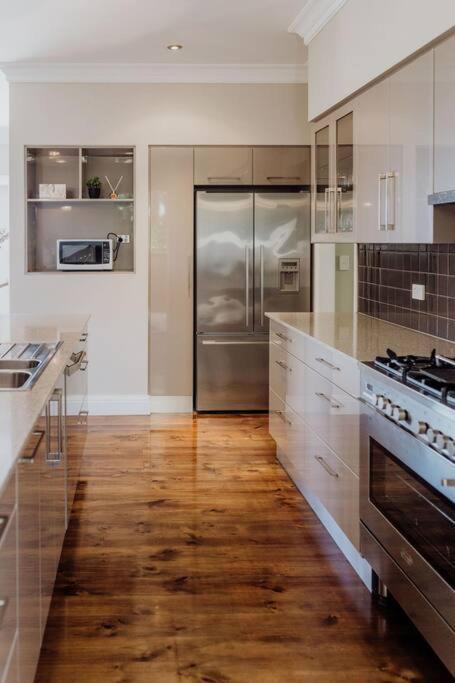 Apartment On James Bicheno Exterior photo